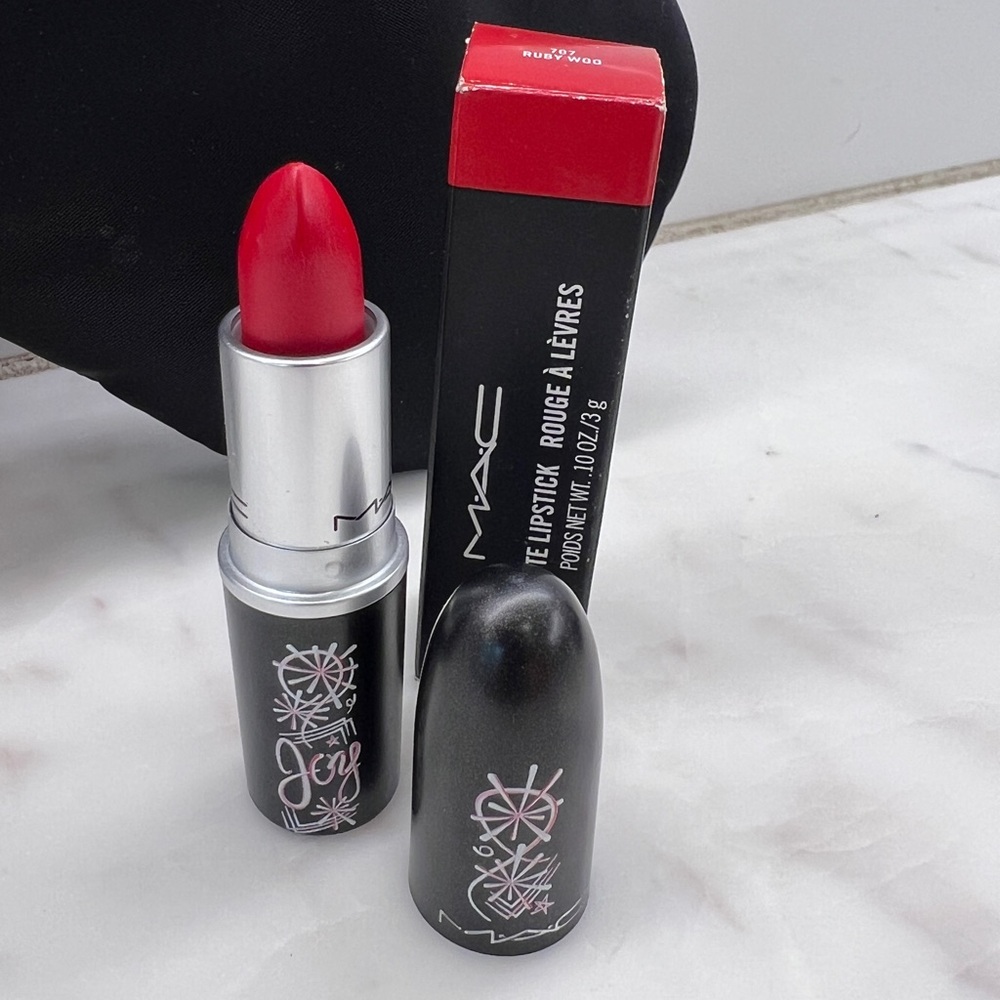MAC 💋 707 RUBY WOO 💋 ICONIC Matte Red Lipstick 💋 NIB 💋 $25 MSRP 💋 HOLIDAY Ldt Ed